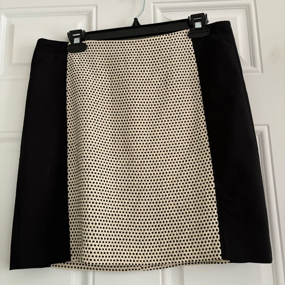 ❤️2/$15 or 3/$21❤️ Loft Black/Ivory Color Block Panel Skirt, Size 8 - Picture 1 of 10